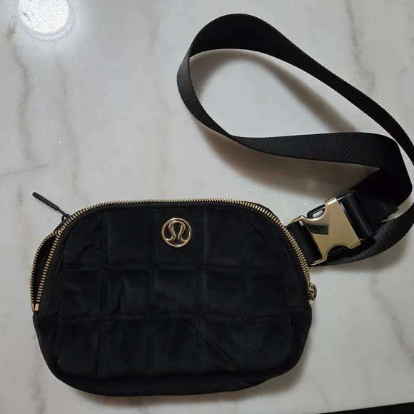 Lululemon black everywhere quilted velour belt bag 1L - Picture 1 of 5